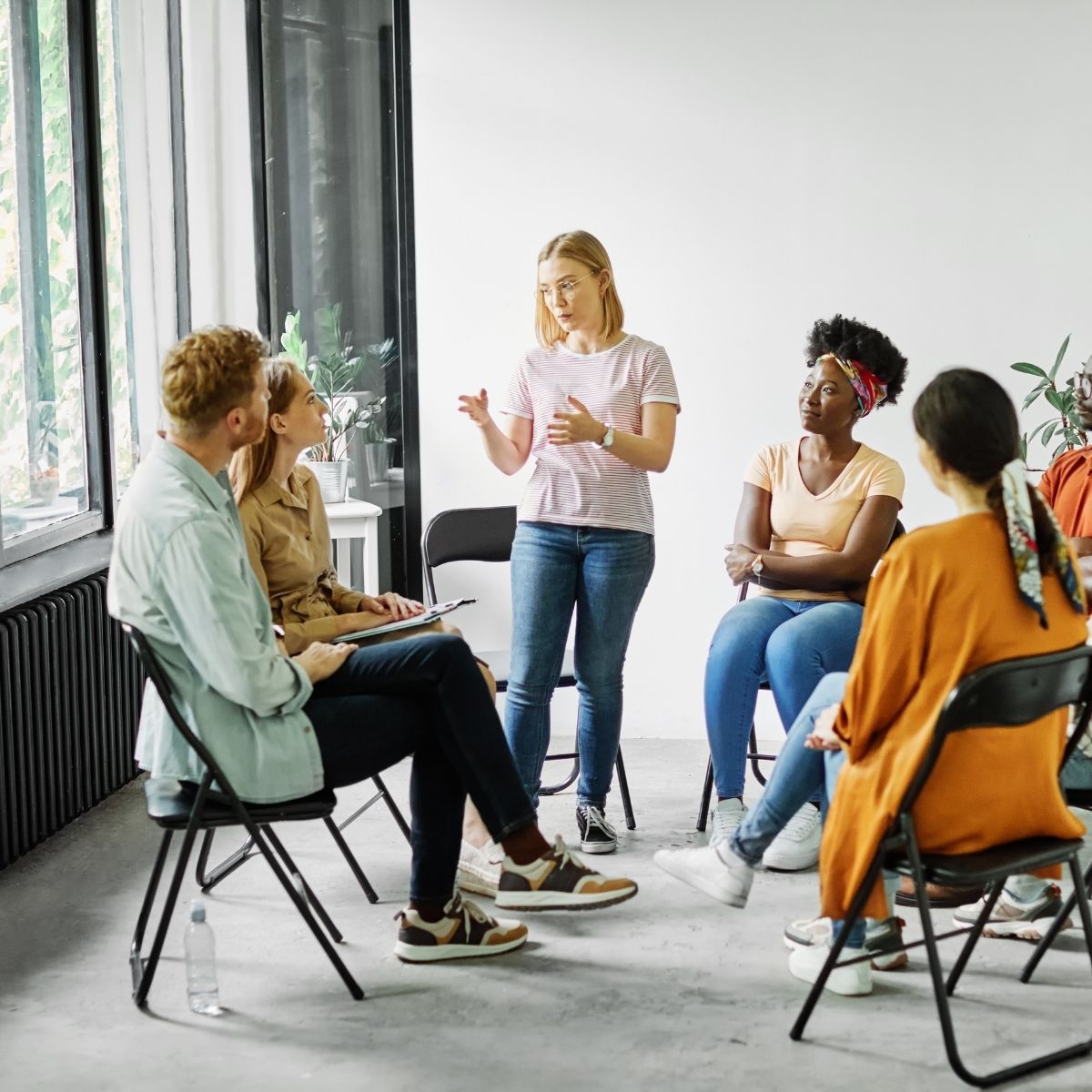 Rodzina w domowym wnętrzu podczas wspólnego czasu