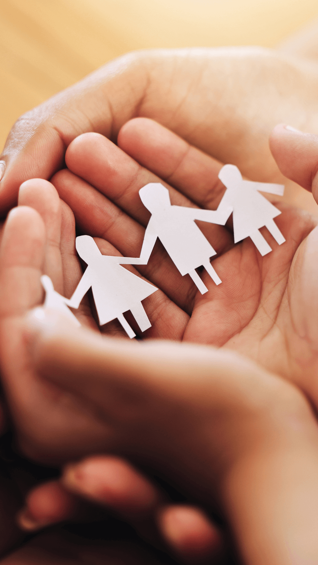 rodzina trzymająca się za ręce